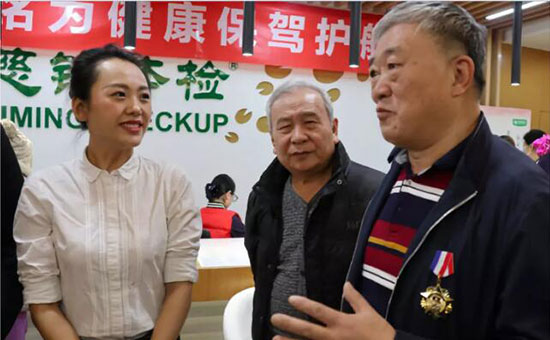 7王威與退伍老兵們交流.jpg 7王威與退伍老兵們交流.jpg