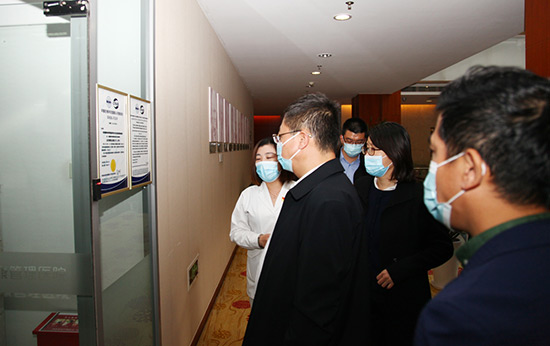 2常司長參觀醫(yī)學(xué)檢驗中心.jpg 2常司長參觀醫(yī)學(xué)檢驗中心.jpg